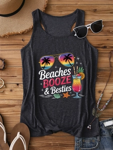 Dettaglio della canotta estiva con stampa Beaches Booze e Besties su sfondo di legno