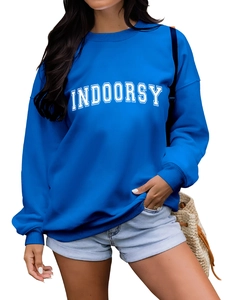 Detail eines hellblauen Sweatshirts mit weißem Indoorsy-Schriftzug und Rundhalsausschnitt