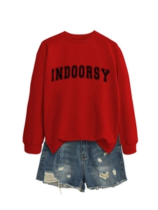 Roter Langarm-Rundhals-Sweatshirt mit Indoorsy-Text und Set mit zerrissenen Denim-Shorts