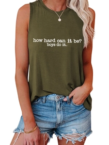 Détail du débardeur vert olive avec inscription blanche 'how hard can it be'