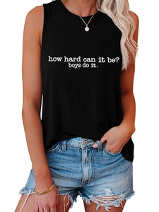 Détail du débardeur noir sans manches avec slogan blanc imprimé et texture en coton doux