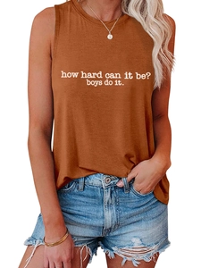 Détail du débardeur sans manches caramel avec lettrage blanc et short en jean vieilli
