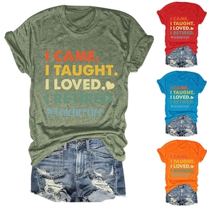 Détail de t-shirts décontractés pour enseignants en vert, rouge, bleu et orange à col rond