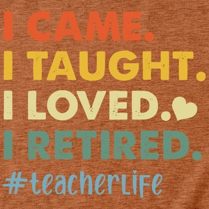 Détail de l'imprimé vintage 'I CAME I TAUGHT' sur le tissu en coton d'un t-shirt marron rouge