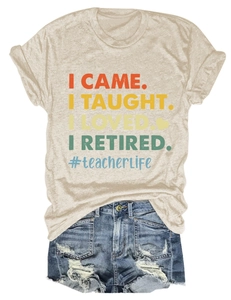 Détail du t-shirt beige Teacher Life avec imprimé vintage et short en jean vieilli