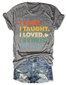 Mise à plat d'un t-shirt gris imprimé enseignant et d'un short en jean usé