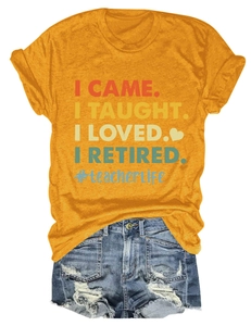 Mise à plat d'un t-shirt jaune moutarde pour enseignant avec un short en jean usé