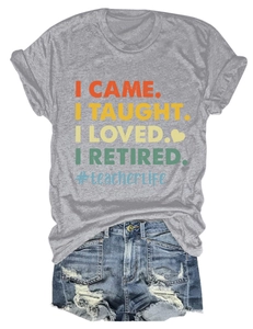 Mise à plat d'un t-shirt gris sur le thème des enseignants avec un short en jean bleu