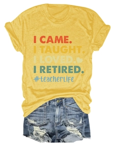 Détail d'un t-shirt jaune pour enseignant avec slogan I Came I Taught et short en jean bleu