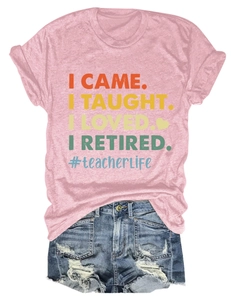 Mise à plat d'un t-shirt rose pour enseignante avec un short en jean bleu délavé