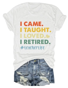 Détail de l'imprimé I Came I Taught sur t-shirt blanc et short en jean vieilli