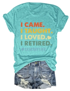 Mise à plat d'un t-shirt turquoise pour enseignant et d'un short en jean usé