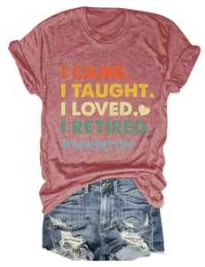 Tenue d'été décontractée avec t-shirt de retraite et short en jean vieilli posés à plat