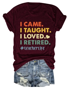 Mise à plat d'un t-shirt de retraite pour enseignants et d'un short en jean usé
