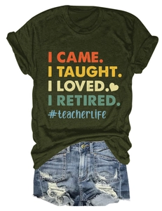 T-shirt vert olive à message vintage posé à plat avec un short en jean bleu délavé