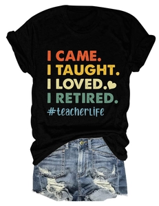 Gros plan sur l'imprimé texte rétro coloré d'un t-shirt noir à col rond pour femmes