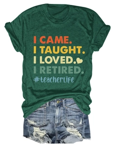 T-shirt avec citation enseignant et short en jean vieilli posé à plat sur fond blanc