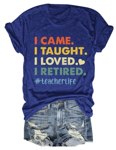 Gros plan du t-shirt bleu roi pour enseignant avec un short en jean délavé usé
