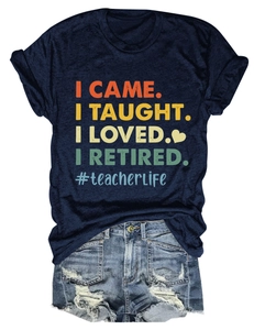 Détail à plat d'un t-shirt de retraite d'enseignant avec un short en jean déchiré tendance
