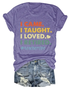 T-shirt violet col rond avec citation d'enseignant et short en jean bleu clair délavé