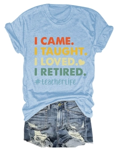 Détail du t-shirt bleu clair avec imprimé I Came I Taught et short en jean vieilli