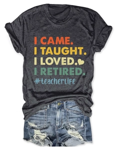 Tenue d'été avec t-shirt rétro enseignant et short en jean vieilli à plat