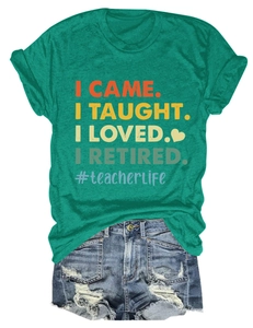 T-shirt vert foncé pour enseignant et short en jean bleu délavé posés à plat