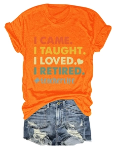 T-shirt orange avec slogan pour enseignant et short en jean effiloché posés à plat