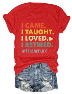 Détail d'un t-shirt rouge en coton imprimé prof et d'un short en jean délavé usé