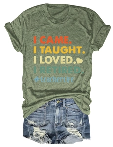 Mise à plat d'un t-shirt olive pour enseignante avec un short en jean bleu délavé