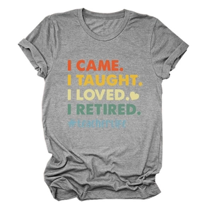Détail de la typographie colorée sur la vie d'enseignant sur t-shirt en coton gris