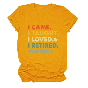 Détail du t-shirt jaune pour enseignante avec citation de retraite et motif graphique