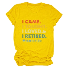 T-shirt jaune à plat avec citation arc-en-ciel pour enseignant et texture en coton doux