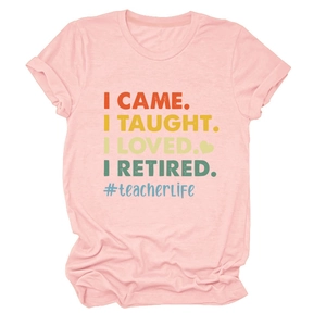 Détail d'un t-shirt rose en coton avec manches retroussées et typographie rétro pour prof