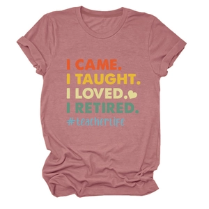 Détail du tissu doux en coton mélangé et slogan imprimé sur le t-shirt rose poudré