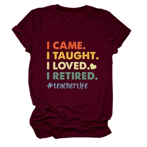 Détail du t-shirt bordeaux de retraite d'enseignant avec texte coloré I CAME I TAUGHT