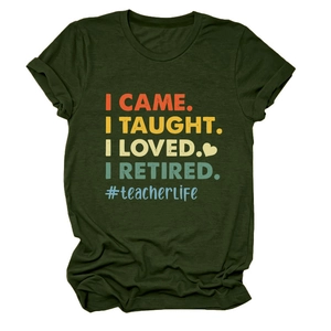 Détail du t-shirt vert armée avec imprimé coloré I CAME I TAUGHT pour la retraite