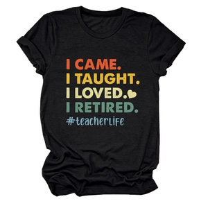 Détail de l'imprimé coloré 'I Came I Taught' sur le t-shirt en coton noir décontracté