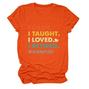 Détail montrant le lettrage vintage coloré et l'imprimé vieilli sur le t-shirt orange