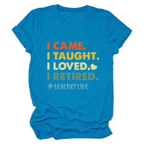 Détail du t-shirt en coton bleu avec l'inscription colorée 'I CAME. I TAUGHT. I RETIRED.'