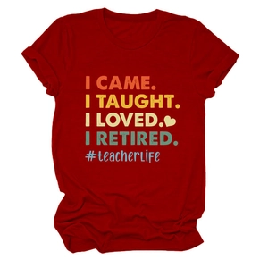 Vue détaillée du t-shirt en coton avec citation rétro de professeur et texture du tissu