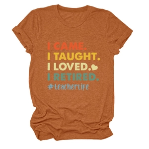 Détail de la texture chinée et du texte vintage sur le t-shirt enseignant orange