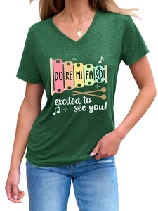 Detail of the V-neck green tee with colorful DO RE MI FA SO excited graphic print
