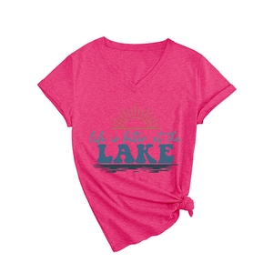 T-shirt femme col en V rose fuchsia avec imprimé Life is Better at the Lake et nœud