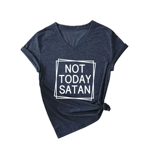 T-shirt gris foncé col V avec imprimé 'NOT TODAY SATAN' et détail noué à l'ourlet