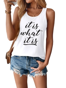 Détail du débardeur blanc sans manches avec imprimé et short en jean déchiré pour femme