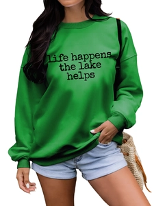 Détail du sweatshirt vert avec l'imprimé textuel Life Happens The Lake Helps dessus