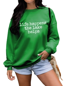 Détail des poignets côtelés et slogan Life Happens sur le sweat-shirt vert femme