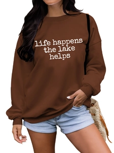 Détail de l'imprimé Life Happens Coffee Helps sur un sweat-shirt marron à manches longues