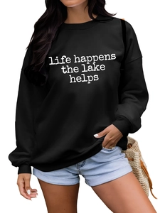 Détail de l'imprimé Life Happens The Lake Helps sur un sweat à col rond noir pour femme
